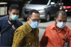 Hakim Itong Tersangka,...