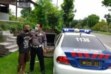 Apes! Kehabisan Uang,...