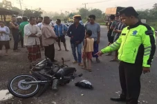 Dihantam Truk Batubara,...