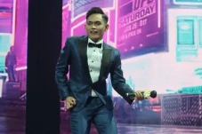Tampil Pertama, Iko...