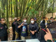 Atourin, Kenalkan Tempat...