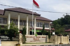 17 Hakim dan Pegawai...