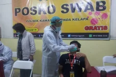 13 Karyawan Positif...