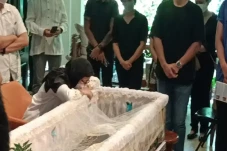 Nurul Arifin Menangis...