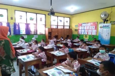 MNC Peduli Berikan Hand...