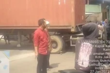 Timbulkan Kemacetan,...