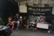 Satpol PP Depok Bubarkan...