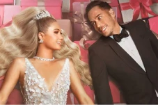 Paris Hilton Pilih Pakai...