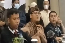 Edy Mulyadi Gunakan...