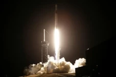 Roket SpaceX Akan Tabrak...