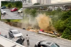 Horor, 5 Mobil di Jalan...