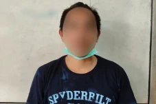 Aniaya Pria Tua Pakai...
