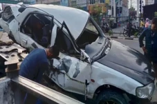 Mobil Sedan Terbalik...