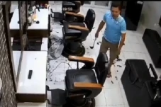 Tidak Terima Hasil Cukuran,...