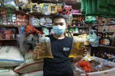 Pedagang Risau, Besok...