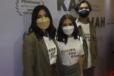 Prilly Latuconsina Debut...