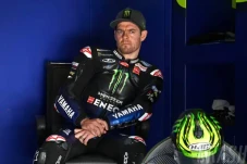 Cal Crutchlow Bertahan...