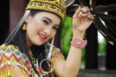Wanita Dayak Terkenal...