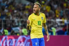 Neymar Hat-Trick Pemain...