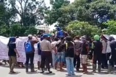 Sekelompok Warga di...