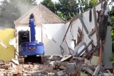 Buldoser Rumah Mewah...