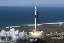 SpaceX Sukses Luncurkan...
