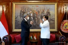 Terima Kunjungan Dubes,...