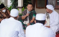 Kunjungi Pondok Pesantren,...