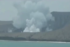 Terus Menerus Erupsi,...