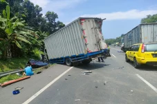 6 Kendaraan Kecelakaan...