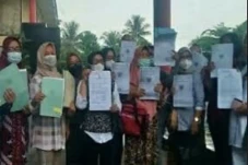 Puluhan Emak-emak Datangi...
