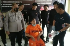Diberondong Tembakan,...