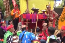 Tolak Bala, Warga Dayak...