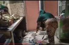 Tersambar Petir, Perabot...