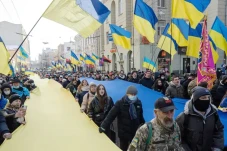 Ribuan Orang di Ukraina...