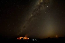 Astronom Melacak Pergerakan...