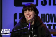 Billie Eilish Hentikan...