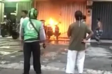 Pria Gangguan Jiwa Bakar...