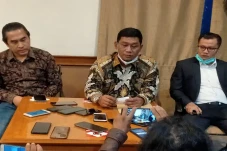 Berseteru dengan Anggota...
