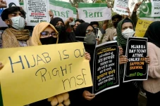 Larangan Jilbab Picu...