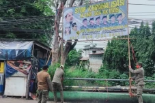 Aparat Turunkan Baliho...
