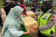 Bagikan Sembako Pada...