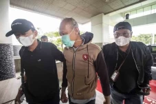 Sembunyi di Pesantren,...
