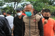 Selama Buron, Mantan...