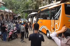 Ganjar Sewa Dua Bus...