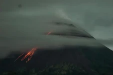 Terus Keluarkan Guguran...