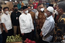 Tinjau Pasar Induk Kramat...