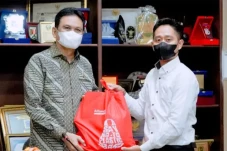 Bupati Barru Terima...