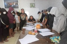 Hina Polisi Lewat Lirik...