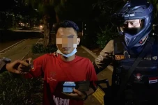 Mencurigakan, Pemuda...